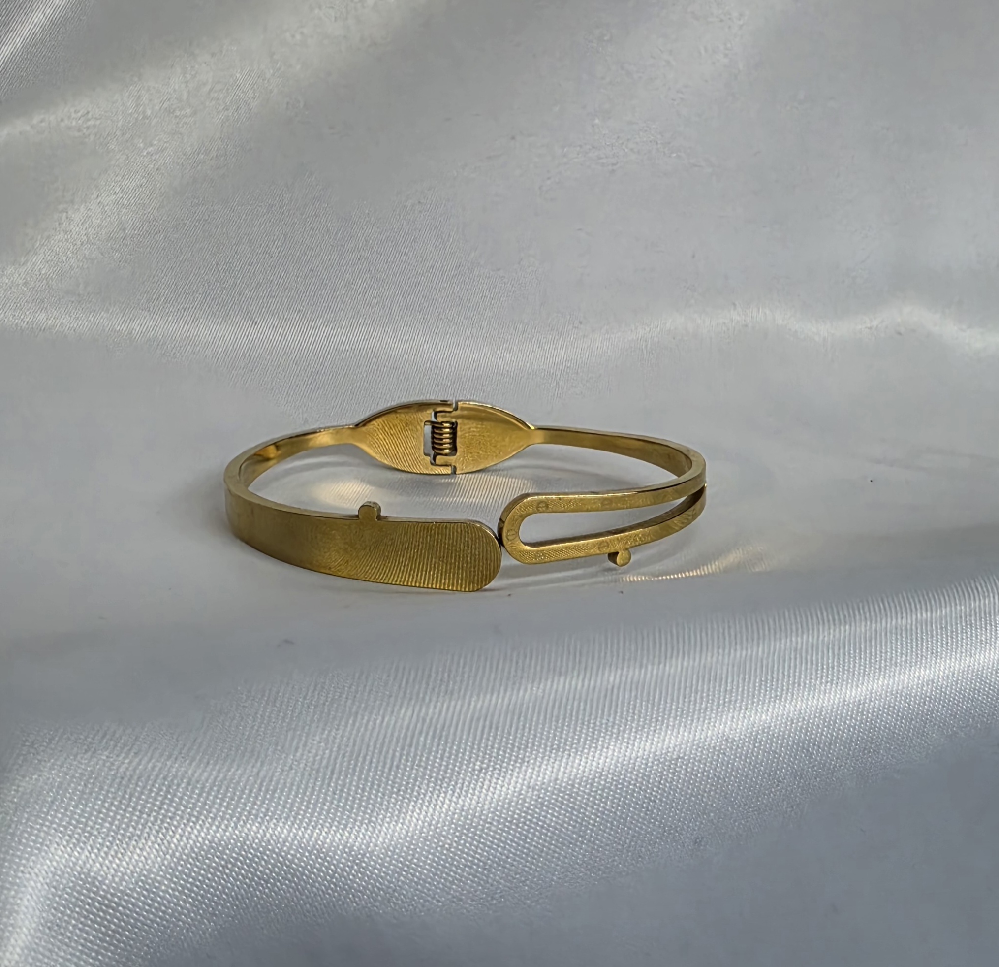 Interlocking Loop Gold Kada — view 2